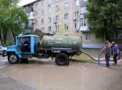 В Волгодонске прорвало трубу возле детского сада «Аленький цветочек»