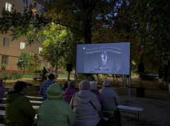 Кино под небом: во дворах Волгодонска организовали уличный кинотеатр