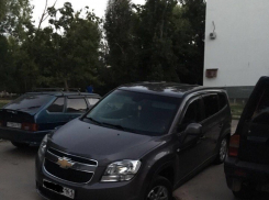 На Строителей люк провалился под землю во время парковки машины  − читатель