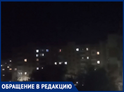  «Раньше играли в домино, а теперь в литрбол»: поющие алкоголики захватили двор с детской площадкой на В-8