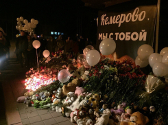 Тысячи волгодонцев пришли на площадь Победы почтить память погибших при пожаре в Кемерово