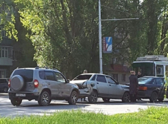 В Волгодонске на глазах у сотрудников ГИБДД произошло тройное ДТП