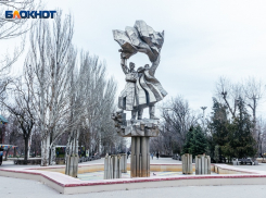 Где в Волгодонске солдаты стоят на обломках свастики