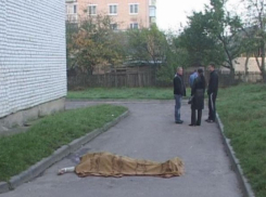 Волгодонец покончил с собой, выпрыгнув из окна шестого этажа