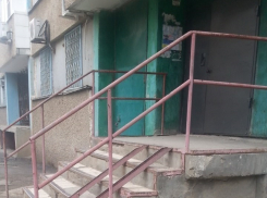 Молодую маму  шокировал крутой пандус в подъезде самого высокого дома Волгодонска