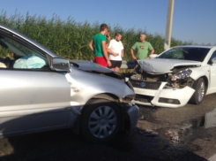 На въезде в станицу Романовскую лоб в лоб столкнулись две иномарки