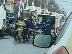 Серьезная авария парализовала движение на путепроводе