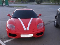 Элитный спорткар «Феррари» ярко-красного цвета рассекает по улицам Волгодонска