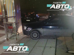 18-летний волгодонец въехал в здание гипермаркета на Курчатова 