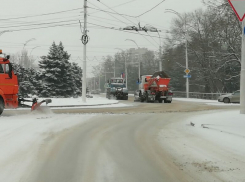 Тяжелая коммунальная техника вышла на борьбу со снегопадом в Волгодонске 