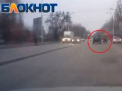 Перебегающая Морскую рискованная волгодонская пенсионерка с сумками попала на видео