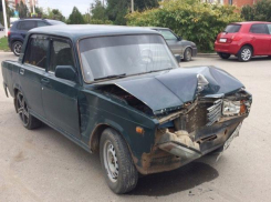 В Волгодонске водитель ВАЗа «влетел» на парковку и врезался в прицеп «Нивы»