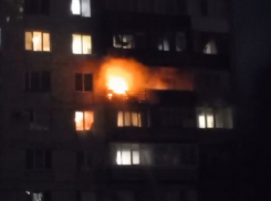 «Все в дыму, люди паникуют»: высотный жилой дом загорелся вечером на Морской в Волгодонске 