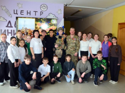 Военный документалист привез в одну из Цимлянских школ экспонаты с передовой