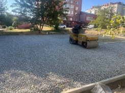 На Кошевого завершается подготовка основания под детскую площадку за миллионы рублей