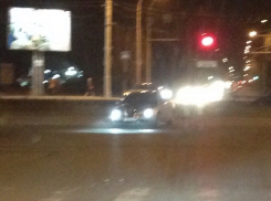 В Волгодонске на Строителей водитель иномарки перелетел через разделительный газон и оказался на «встречке»