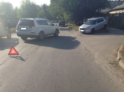 В Волгодонске на улице Горького «Citroen C-Crosser» снес «Skoda Fabia», который пытался проскочить перекресток
