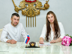 Машинист автокрана и мастер стали сотой парой молодоженов в Волгодонске в 2023 году