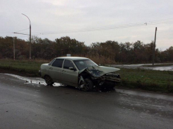В Волгодонске возле кладбища на Жуковском шоссе ВАЗ протаранил «Опель»