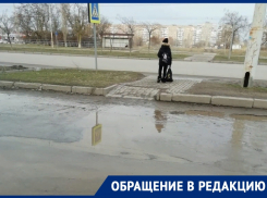 «По пешеходному переходу невозможно пройти»: жительница Волгодонска о ямах в городе
