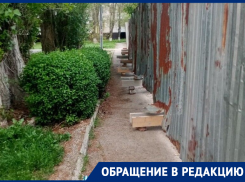 «Это вообще законно?!»: житель Волгодонска возмущен перекрытым тротуаром