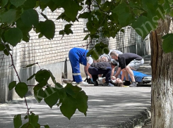 Юная волгодончанка упала на асфальт, спускаясь по связанным простыням из квартиры