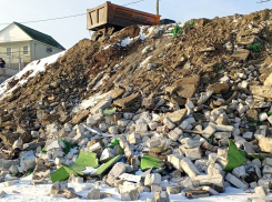 Берег котлована рядом с судоходным каналом в Волгодонске засыпают огромной массой строительного мусора 