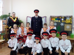 Активисты казачьей детско-молодежной организации «Донцы» посетили три детских сада