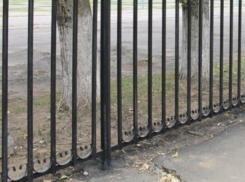 В Цимлянске 34-летняя женщина похитила и сдала на металлолом забор