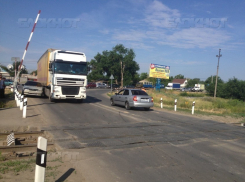 Для пропуска поездов переезд в Красном Яру будут закрывать 20 раз в день на полчаса