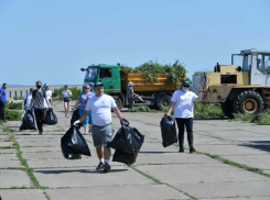 В Волгодонске на очистку от мусора набережной вышло более 100 человек