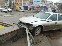 Водитель «Опеля» снес пешеходное ограждение возле остановки «Вокзал» в Волгодонске 
