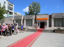 Дискотеки, кинотеатр, обучение компьютеру: в Волгодонске открылся центр для пенсионеров