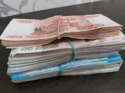 Более 100 тысяч рублей списали с банковской карты жителя Дубовского района после разговора с мошенником