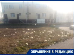 Стекловолокно с обшивки «социального дома» усыпало газон и деревья в квартале В-7