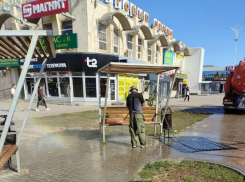 Площадь и лавочки в центре нового города очистили от голубиного помета