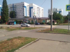 Тротуары, которых нет: пешеходам приходится переходить дорогу через кусты