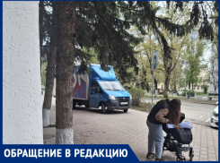 Битва за тротуар: ЗАГС Волгодонска просит помощи в борьбе с грузовыми машинами ОЗОНа