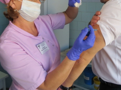 Поликлиники предлагают провести вакцинацию против гриппа работников предприятий за счет средств работодателей