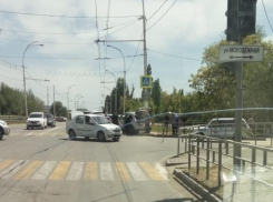 В Волгодонске после ДТП на перекрестке водитель врезался в ограждение