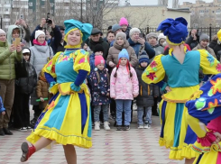 Ярко и весело волгодонцы проводили зиму: масленичные гуляния прошли у собора Рождества Христова