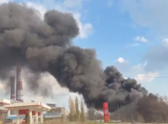 Огромный столб черного дыма появился рядом с Волгодонской ТЭЦ-2
