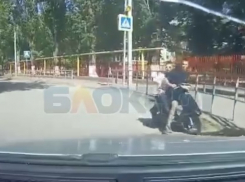 Двое малолетних мопедистов на встречке возмутились проезжающему автомобилю в Волгодонске