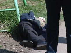 Мертвого мужчину нашли на остановке «Летний сад» в Волгодонске 