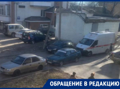 Автомобилю скорой помощи заблокировали проезд под окнами МКД в Волгодонске