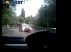 «Ты «кирпич» видела?»: Водитель разозлился на женщину, выехавшую на встречную полосу