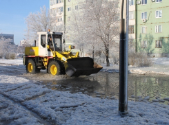 Волгодонские коммунальщики не дали превратиться Октябрьскому шоссе в каток 