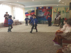 Волгодонские казаки показали искусство фланкировки казачьей шашкой воспитанникам детского сада