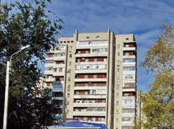 Несколько десятков человек эвакуировали из-за задымления балкона в высотке на Ленина 