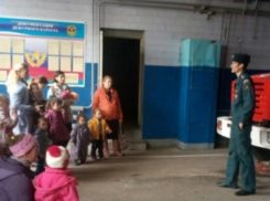 Мамы Волгодонска в преддверии «профессионального» праздника побывали в гостях у пожарных 